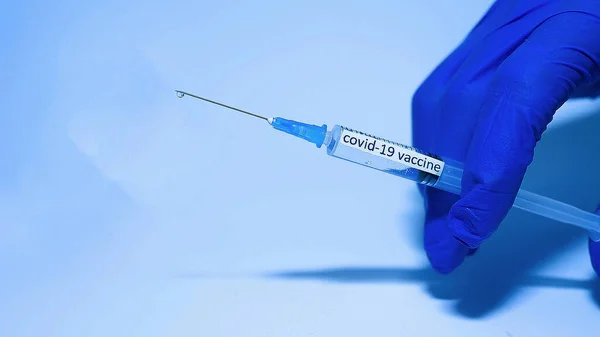 コロナウイルスワクチン注射器医師はパンデミックに対する治療を維持しています 2021ウクライナ — ストック写真