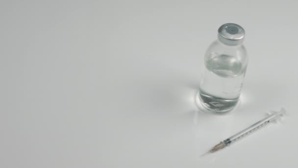 Fehér Hátterű Gyógyszeres Üveggel Ellátott Fecskendő Influenza Felülnézetének Kezelésére Szolgáló — Stock videók