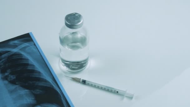 Beyaz Arka Planda Şırınga Yakın Plan Aşı Grip Için Ilaç — Stok video