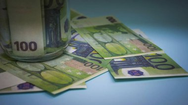 Banknotlar domuz kumbarası, finans, faturalar mavi arka plan, ekonomi, bankada para