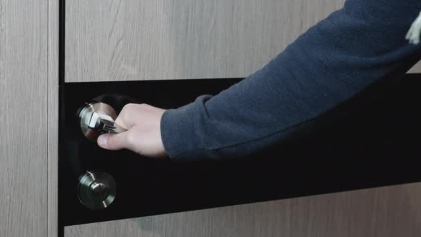 Pulling Dörrhandtaget Knackar Dörren Med Handen Försöker Mannen Öppna Dörren — Stockvideo