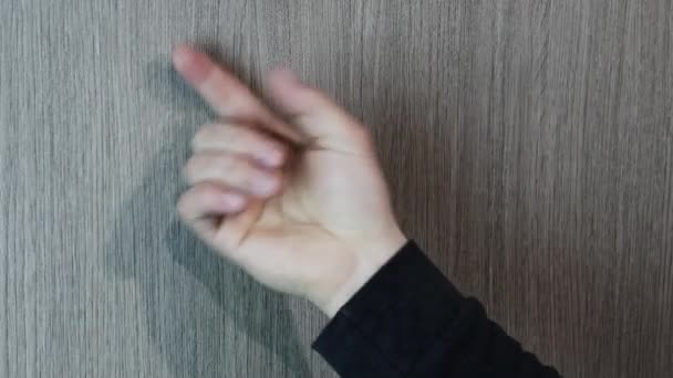 Man Klopt Deur Met Zijn Hand Man Klopt Deur — Stockvideo