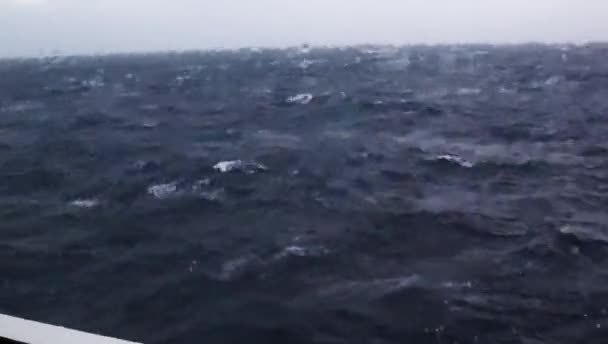 Súlyos Vihar Tengeren Kilátás Hajó Ablakából Hullámok Tengeren Vihar Figyelmeztetés — Stock videók