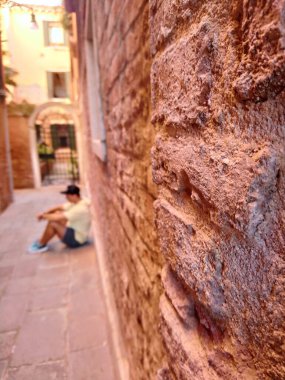 Yalnız, düşünceli bir adam sokakta oturur, üzgün bir adam, depresyon, bulanık bir geçmişi olan umutsuz bir adam.