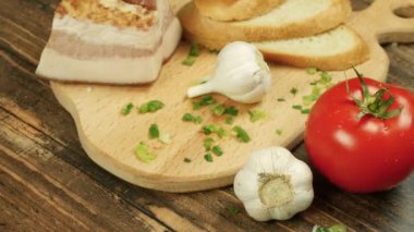 Yemek pişirmek, mutfak masasında yemek sarımsaklı taze domates, ahşap tepside domuz pastırması.