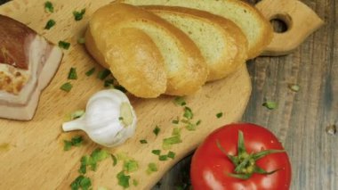 Mutfak masasındaki sebzeler, yemek pişirme, taze domates, jambon ve otlu sarımsak. Mutfakta yemek pişirmek.