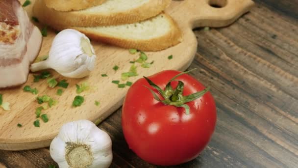 Verdure Naturali Sul Tavolo Della Cucina Alimenti Freschi Aglio Pomodori — Video Stock