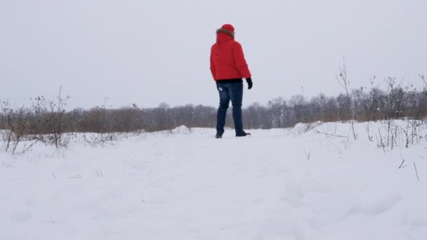 Eenzame Man Een Winterveld Een Man Die Een Winterweg Staat — Stockvideo