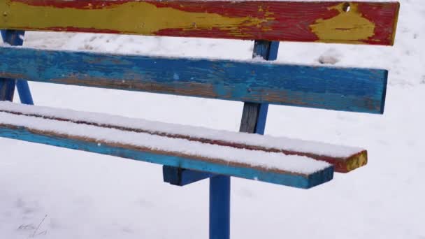 Zimní Pozadí Dřevěná Lavička Pro Sezení Pokryta Sněhem Sněhové Vločky — Stock video