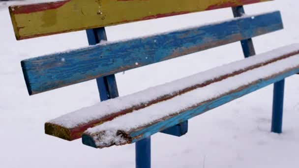 Zimní Pozadí Dřevěná Lavička Pro Sezení Pokryta Sněhem Sněhové Vločky — Stock video