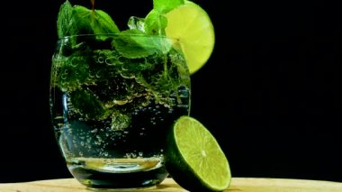 Mojito yaz içeceği, meyve kokteyli, alkollü kokteyl, yakın plan siyah arka planda alkollü içecek, limonlu soda.