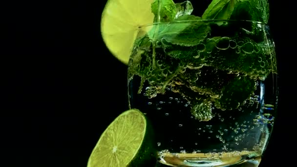 Alcohol Met Mojito Een Doorzichtig Glas Een Zwarte Achtergrond Zomerdrankje — Stockvideo