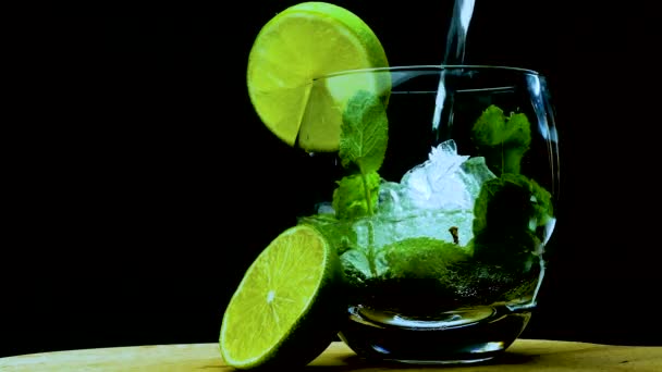 Mojito Con Lima Sobre Fondo Negro Cóctel Fresco Bebida Con — Vídeos de Stock