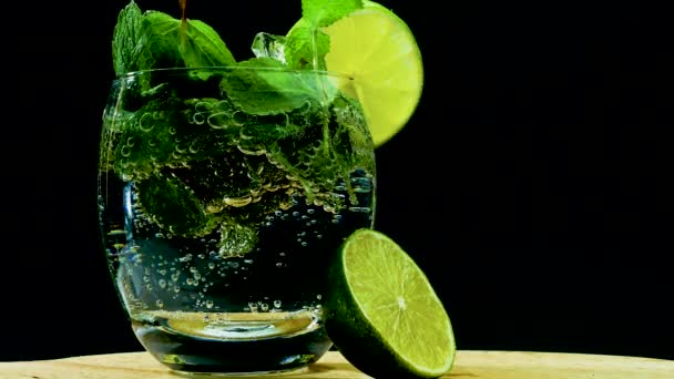 Mojito Letní Nápoj Ovocný Punč Alkoholický Koktejl Alkoholický Nápoj Černém — Stock video