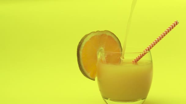 Despeje Limonada Amarela Fundo Amarelo Brilhante Sumo Laranja Num Copo — Vídeo de Stock