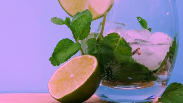 Băutură Fructe Mentă Var Aproape Toarnă Apă Minerală Într Pahar — Videoclip de stoc