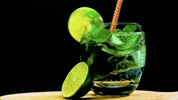 Napój Owocowy Alkoholem Wódka Miętą Limonką Zamieszaj Koktajl Mojito Słomkach — Wideo stockowe