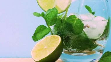 Ahşap tepside mojito alkollü içecek, yakın plan taze içecek, bardakta köpük, nane ve limonlu meyve suyu. Yaz kokteyli