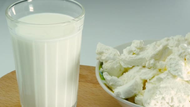 カッテージチーズに牛乳をグラスに入れて食欲をそそる新鮮なケフィアスタジオ撮影 ヨーグルト — ストック動画