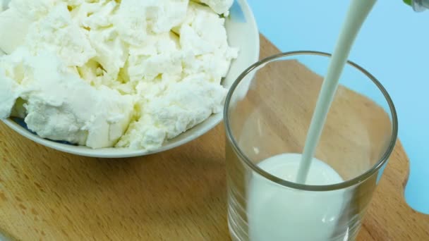 Vista Superior Verter Kéfir Vaso Productos Lácteos Con Queso Cottage — Vídeo de stock