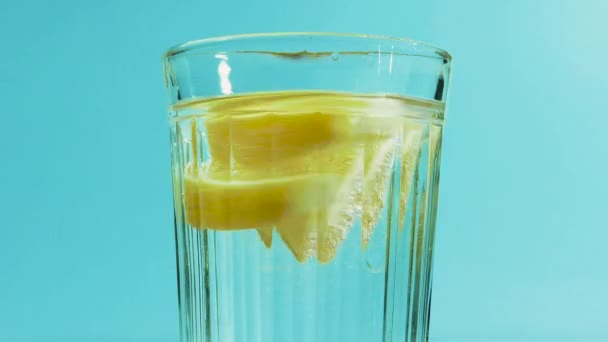 Frisse Drank Met Citroen Een Blauwe Achtergrond Limonade Een Glas — Stockvideo