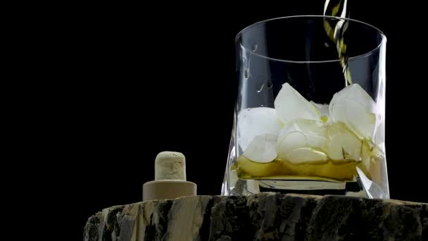 Sakta Backarna Häll Gyllene Whisky Whisky Glas Mot Svart Bakgrund — Stockvideo