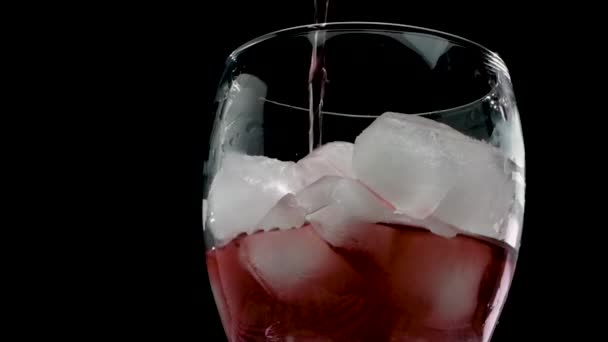 黒を基調にしたマルガリータカクテル 赤でアルコール飲料を注ぐ 黒の背景に氷の入ったガラスの中のチェリージュース赤い果実ジュース — ストック動画