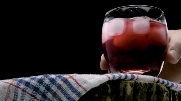Kirsch Alkoholisches Getränk Mit Eis Auf Schwarzem Hintergrund Kirschsaft Einem — Stockvideo