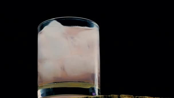 Αλκοολούχο Ποτό Καλαμάκι Πάγο Και Γκρέιπφρουτ Ξύλινο Ράφι Κοκτέιλ Μαύρο — Αρχείο Βίντεο