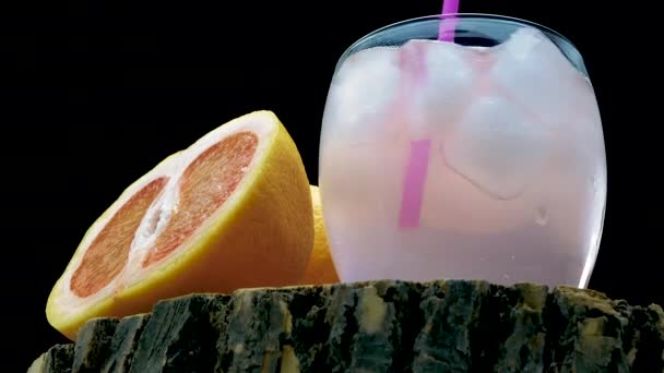 Alcoholische Cocktail Met Een Rietje Fruit Grapefruitsap Met Een Schijfje — Stockvideo