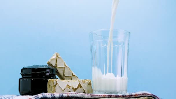 Häll Färsk Mjölk Ett Glas Träskiva Mejeriprodukter Med Sylt Och — Stockvideo