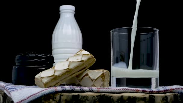 Vierta Leche Fresca Sobre Fondo Negro Productos Lácteos Con Mermelada — Vídeos de Stock