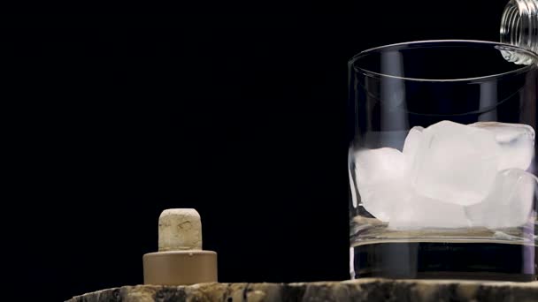 Viski Için Şişeden Bardağa Viski Dök Siyah Arka Planda Buzlu — Stok video