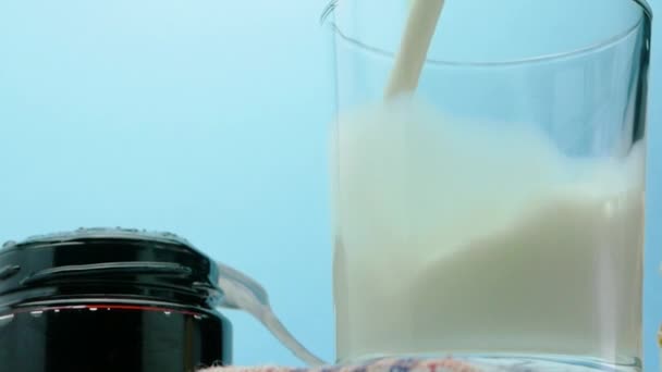 Mléko Proudí Sklenice Rustikálním Čerstvém Mléce Pečivem Studio Záběr Mléčnými — Stock video