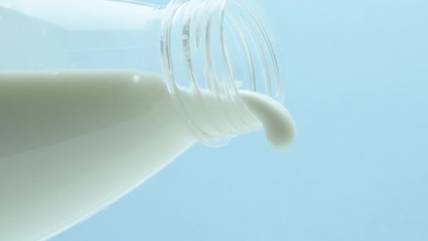 Häll Mjölk Från Plastflaska Närbild Blå Bakgrund — Stockvideo