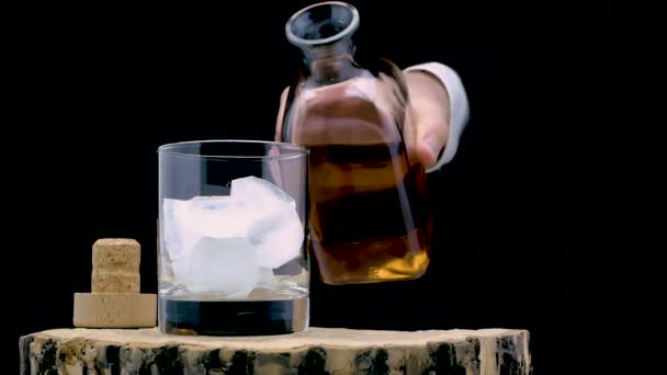 Zeitlupe Goldener Whisky Vor Schwarzem Hintergrund Ins Whiskeyglas Gießen Großaufnahme — Stockvideo