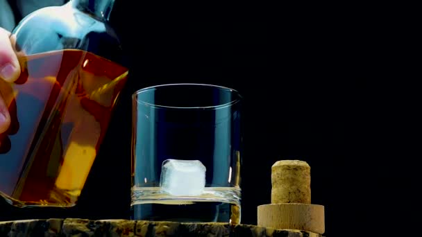 Nalít Skotskou Whisky Láhve Whisky Sklenice Whisky Ledem Černém Pozadí — Stock video
