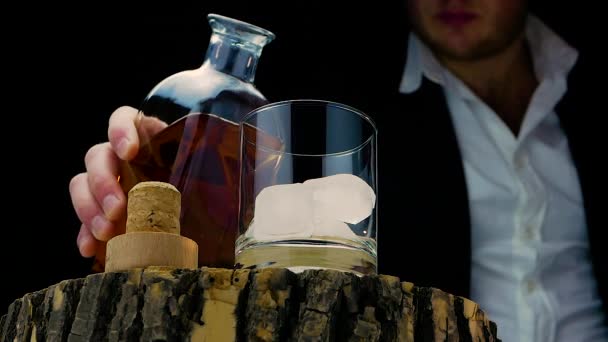 Giet Whisky Uit Een Fles Een Glas Een Houten Schotse — Stockvideo