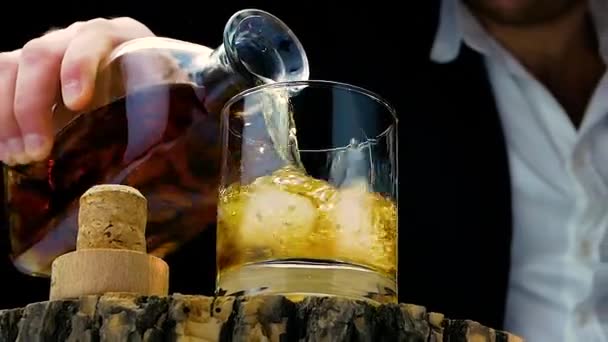 Whiskey Nalévá Láhve Sklenice Dřevě Proud Alkoholického Nápoje Skotskou Whisky — Stock video