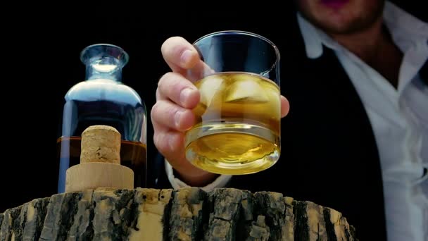 Mężczyzna Pije Whisky Lodem Czarnym Tle Mężczyzna Pije Alkohol Drewnianej — Wideo stockowe