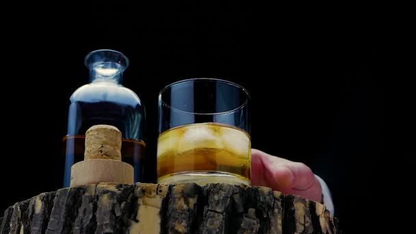 Whisky Dřevěném Stojanu Sklenici Whisky Ledu Muž Pije Pomalý Záběr — Stock video