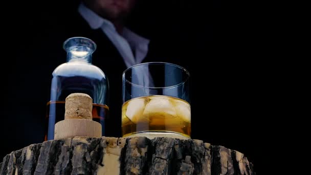 Muž Baru Pije Whisky Ledem Whisky Dřevěném Stole Černém Pozadí — Stock video