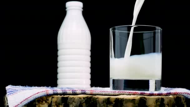 Pour Fresh Milk Glass Wooden Table Black Background Dairy Product — Vídeo de Stock