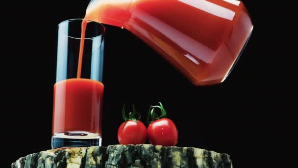 Tomatensaft Ein Glas Auf Schwarzem Rustikalem Hintergrund Gießen Tomaten Mit — Stockvideo