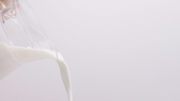 Налийте Молоко Струмок Молока Наливайте Молоко Скла — стокове відео