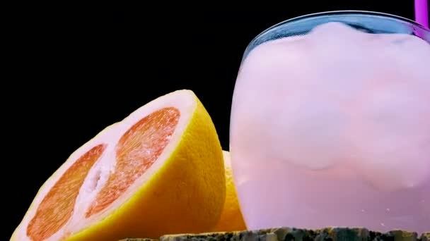 Close Grapefruitsap Een Zwarte Achtergrond Alcoholische Fruitcocktail Met Ijs Een — Stockvideo