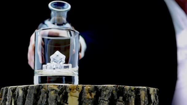 Versare Whisky Bicchiere Una Bottiglia Vetro Una Tavola Legno Uno — Video Stock