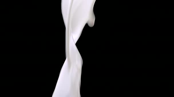 ミルクの流れが黒い背景に注いでいる 液体抽象化 — ストック動画