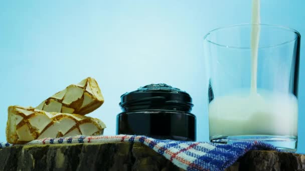 Verse Melk Met Jam Gebak Een Blauwe Achtergrond Het Zuivelproduct — Stockvideo