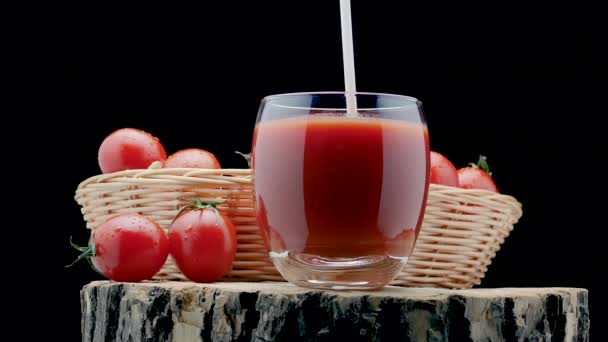 Tomatensaft Glas Mit Trinkhalm Frische Tomaten Auf Einem Holzbrett Auf — Stockvideo